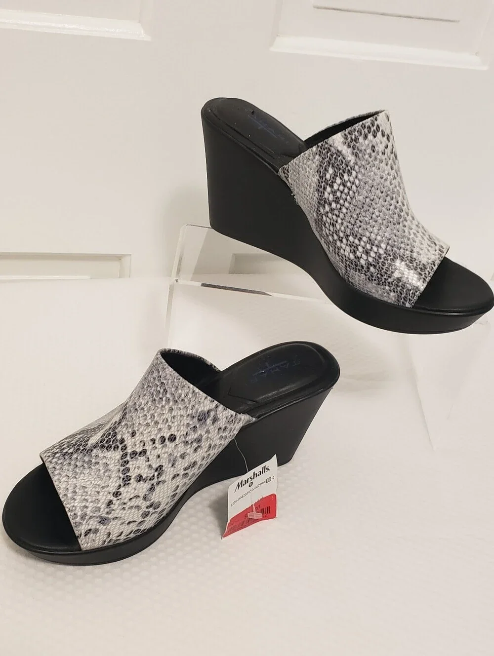 NWT Tahari Mylana Snakeprint In Shades Of Grey Wedge Slides Size 8